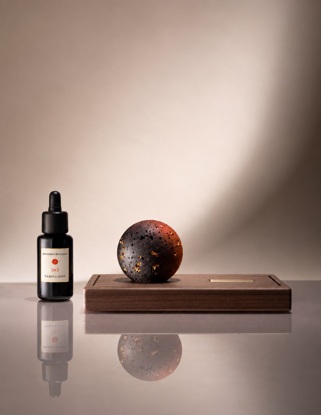 Ara del Tempo: il flacone da 30 ml accanto alla sfera di lava sulla base in noce