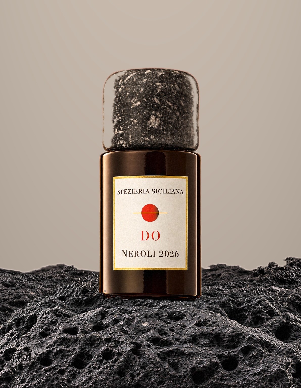 Attar, il flacone da 15 ml di DO · Neroli 2026 sulla lava