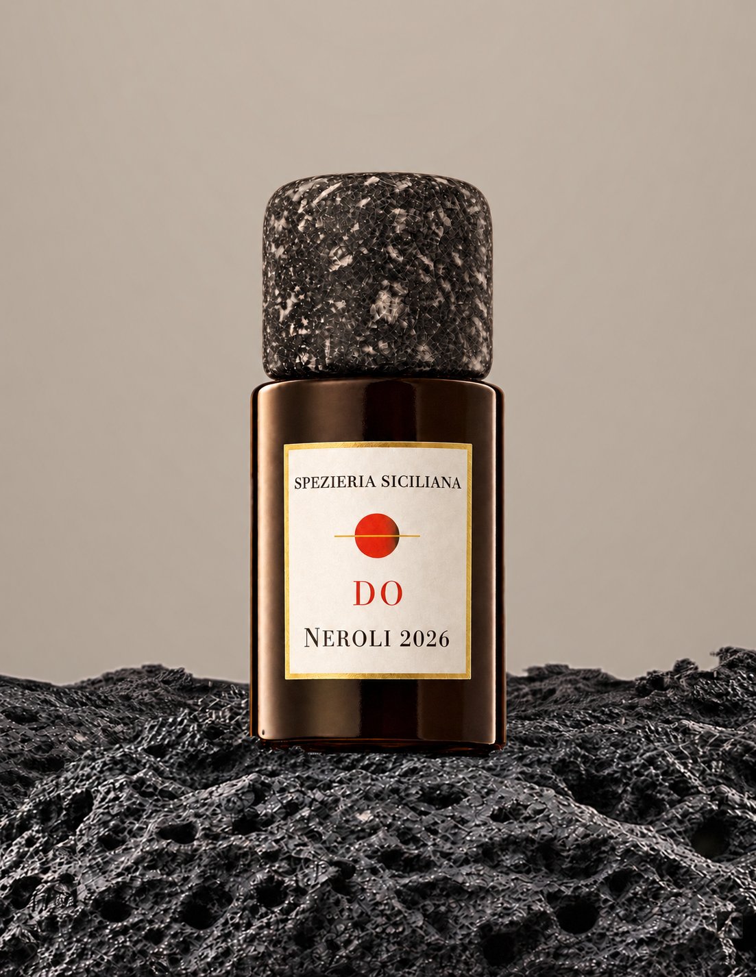 Attar, il flacone da 15 ml di DO · Neroli 2026 sulla lava