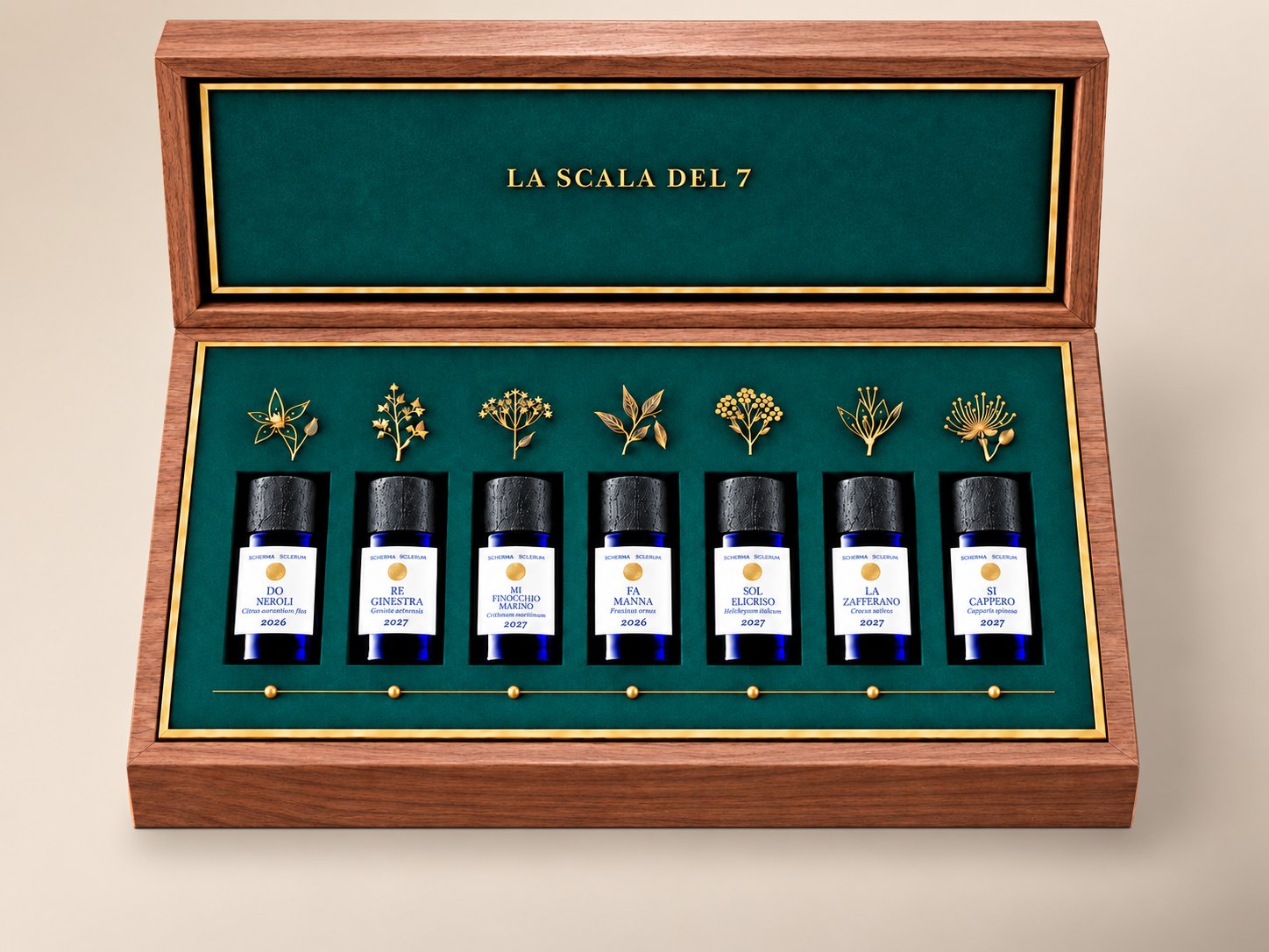 Il cofanetto La Scala del 7 aperto: sette flaconi con tappo in pietra lavica, su seta verde con sette fiori dorati ricamati e una barra d'oro con sette sfere
