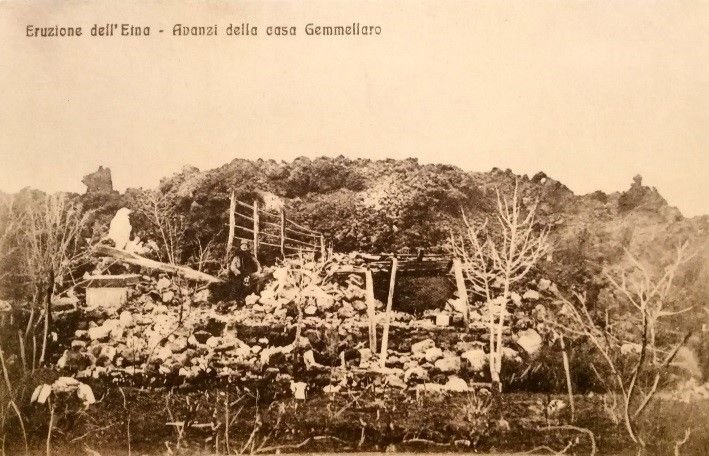 Gli avanzi della casa Gemmellaro dopo il passaggio della lava, 1910