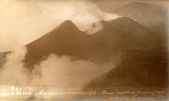 Cartolina d'epoca: l'Etna durante l'eruzione del marzo 1910, bocca eruttiva principale
